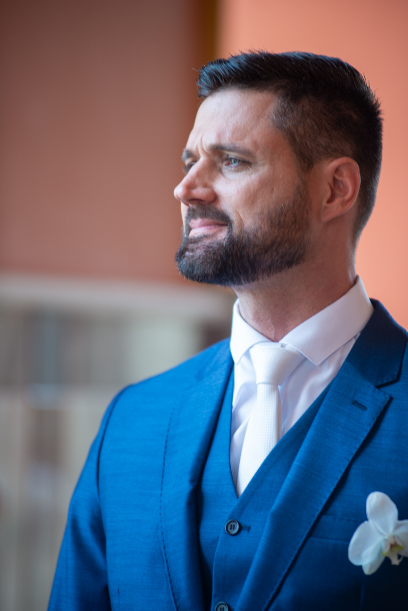 Making of do noivo em Cotia: Momentos de reflexão e alegria pré-casamento. Entre risos e ajustes finais, capturamos a essência da espera emocionante