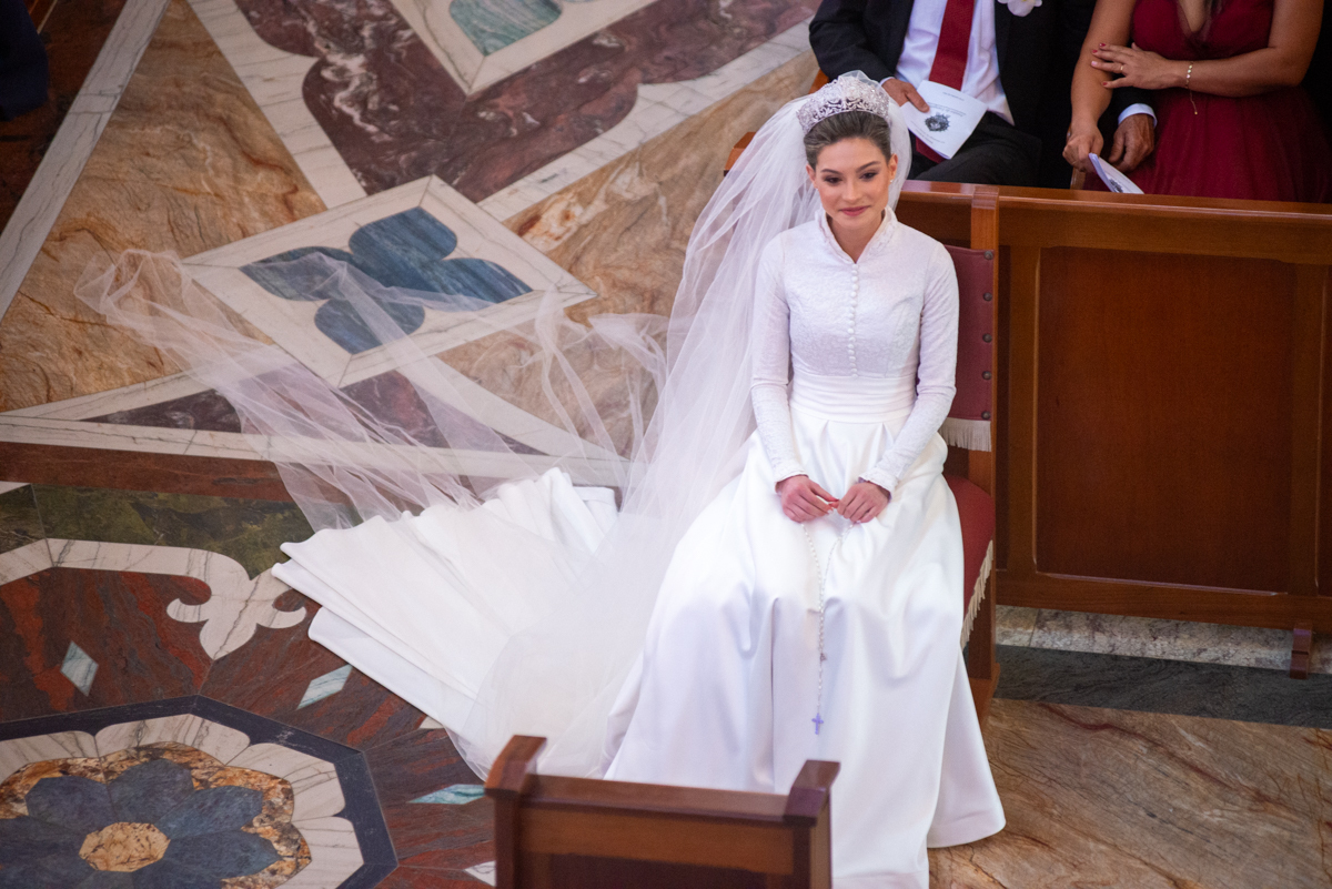 Noiva feliz com seu casamento na igreja Arautos do Evangélio.