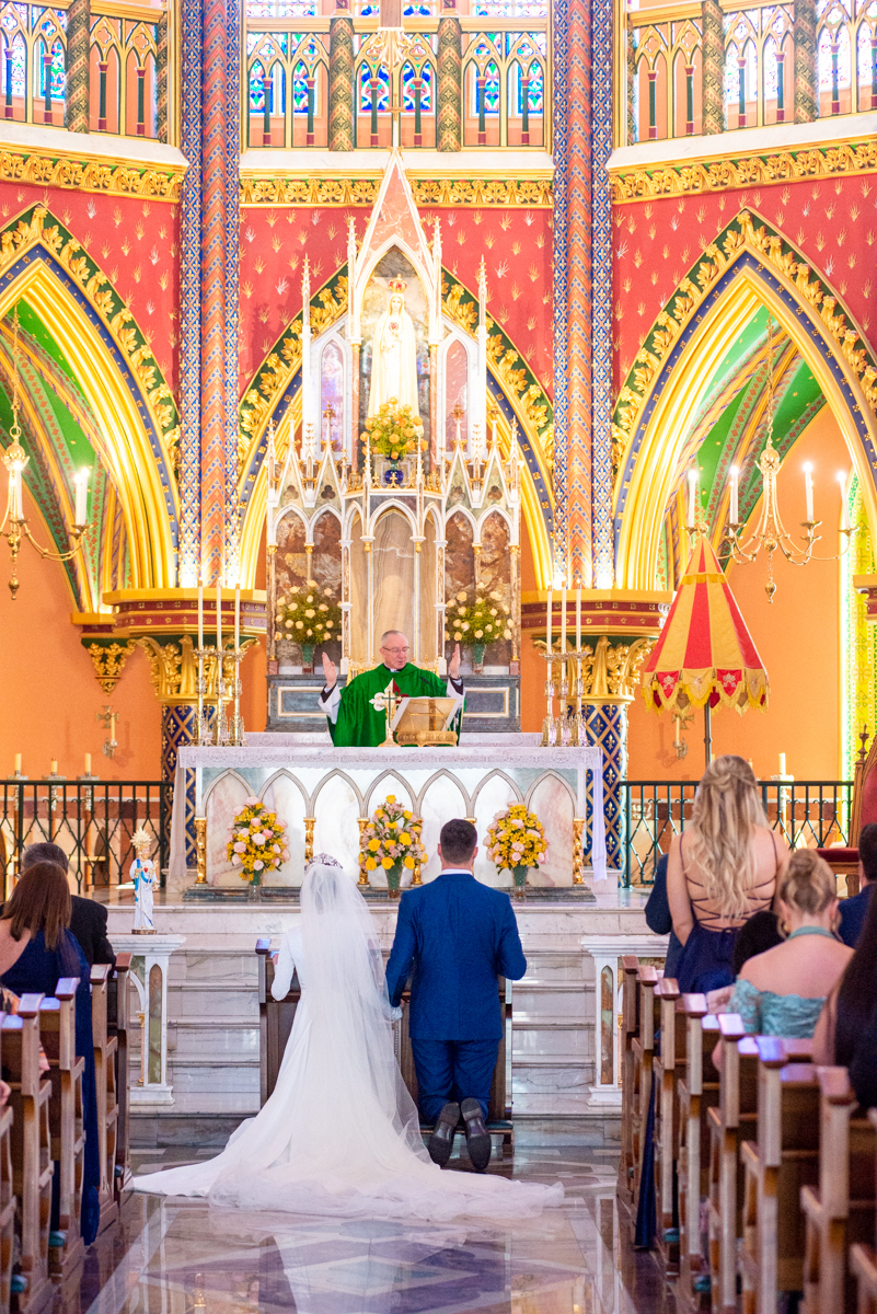 De joelhos perante o Senhor entre juras de amor dos noivos.