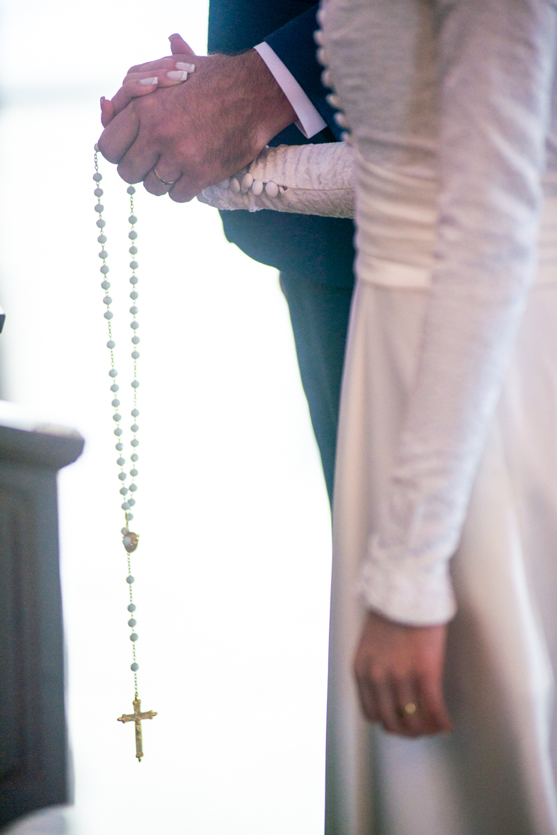 Fotografia que repesenta a fé da noiva com a cruz de Cristo Jesus.