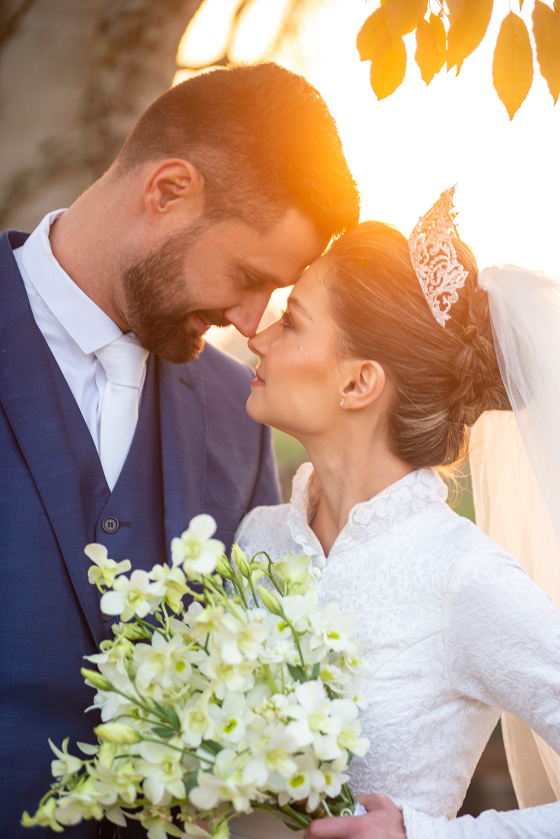 Noivos olham um no olho do outro com amor.