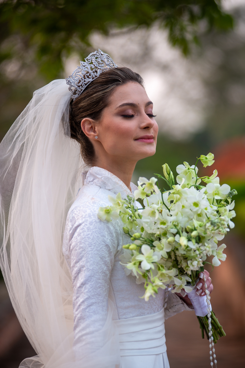 Noiva com seu buquê belíssimo.