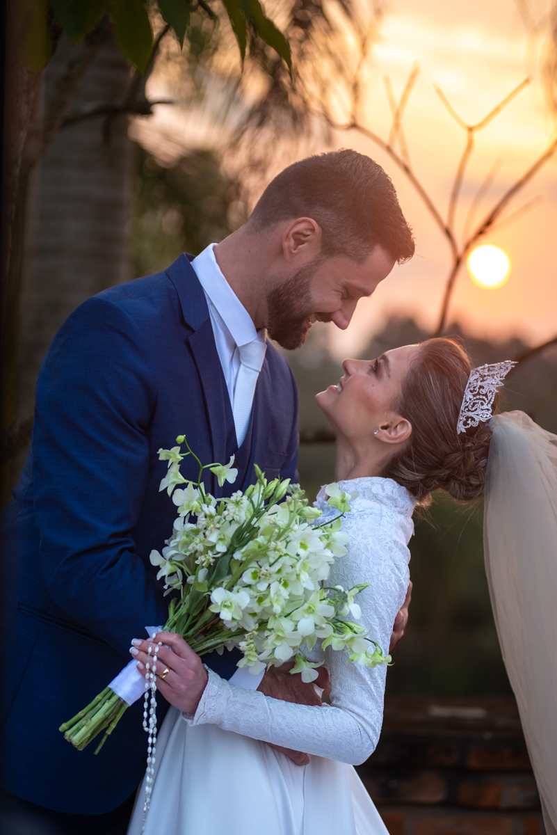 Lindo é um casal de noivos felizes.