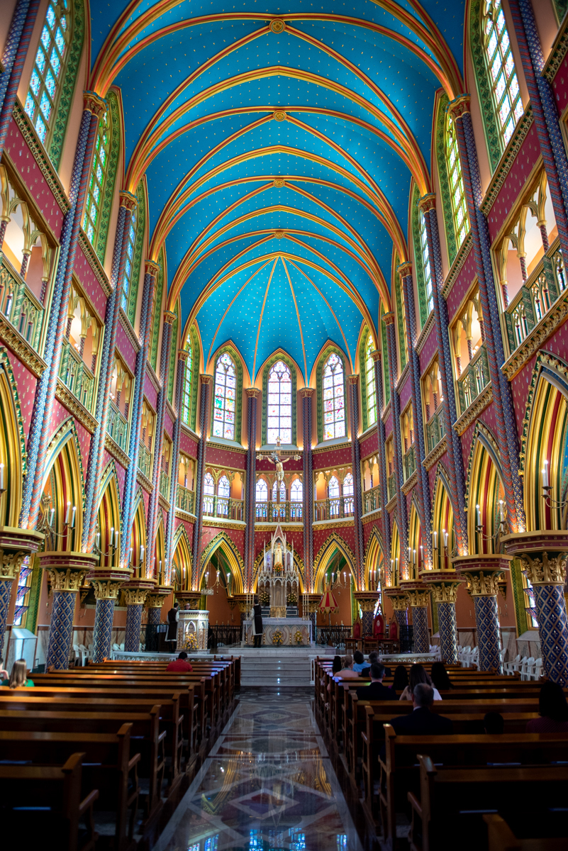Igreja Arautos do Evangélho em Cotia: Uma arquitetura divina, palco do 'sim' eterno, capturada sob a luz suave do entardecer, simbolizando união e fé.