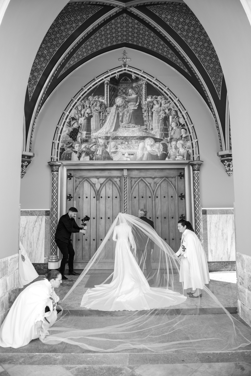 Entrada da noiva, aquele momento que o coração bate mais forte quando a porta se abre.