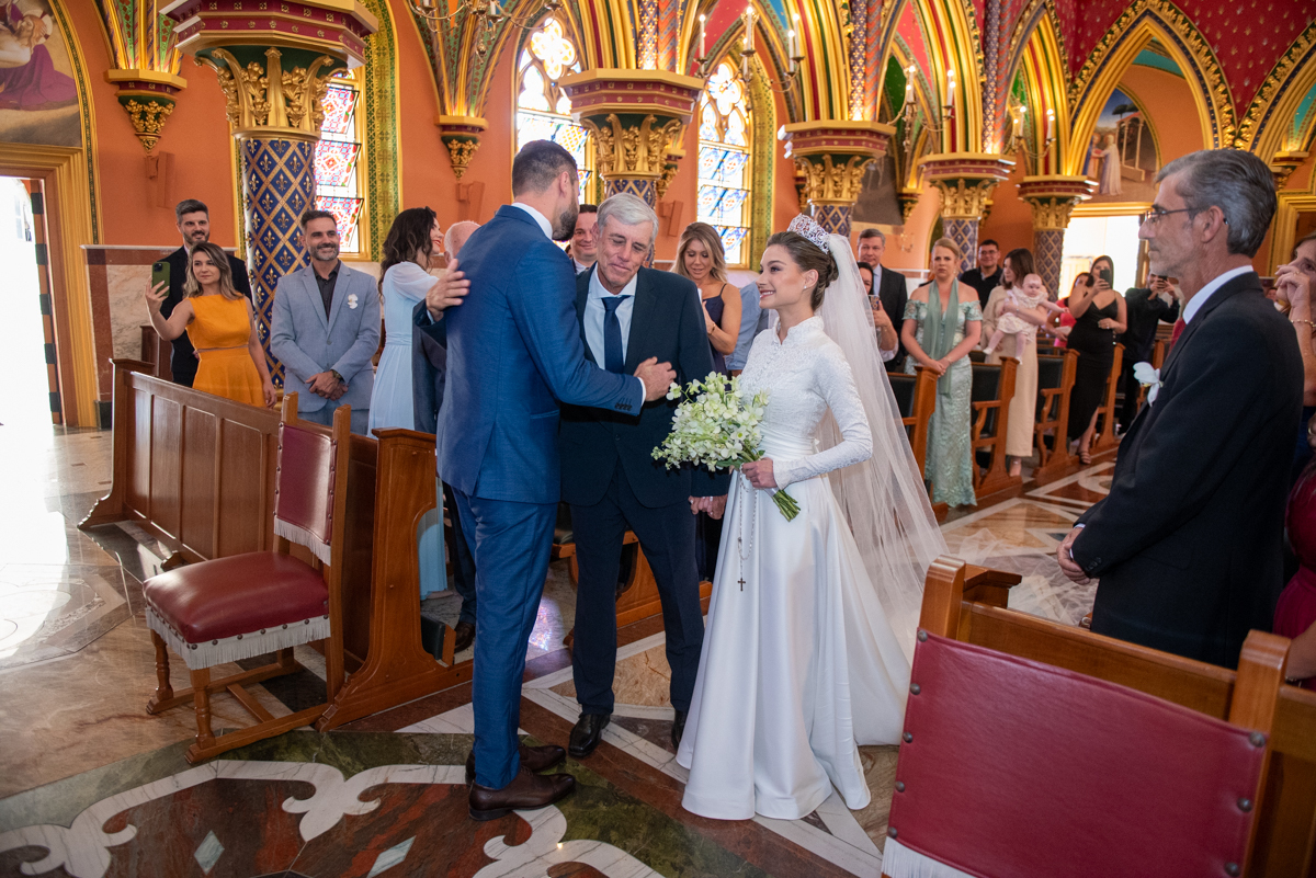 Noivo recebe a noiva e seu pai, momento importante quando o pai entrega sua filha ao cuidados de outro homem.