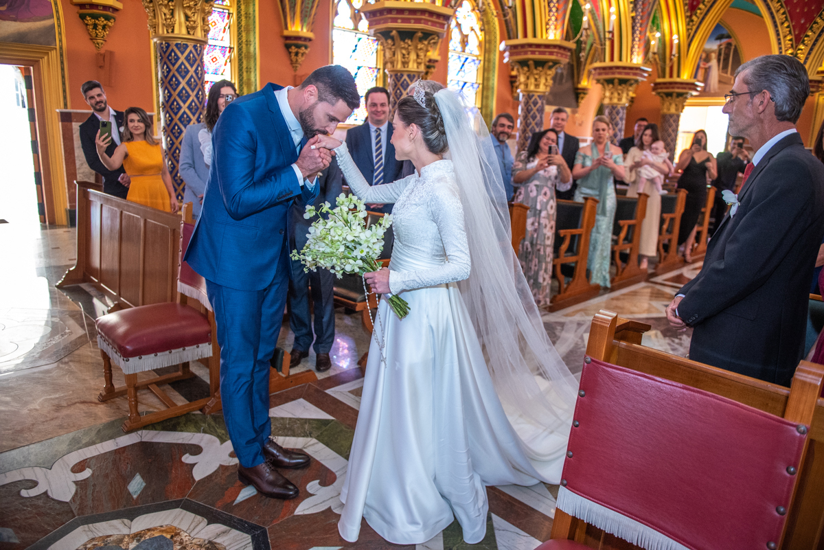 Noivo recebe a noiva e seu pai, momento importante quando o pai entrega sua filha ao cuidados de outro homem.