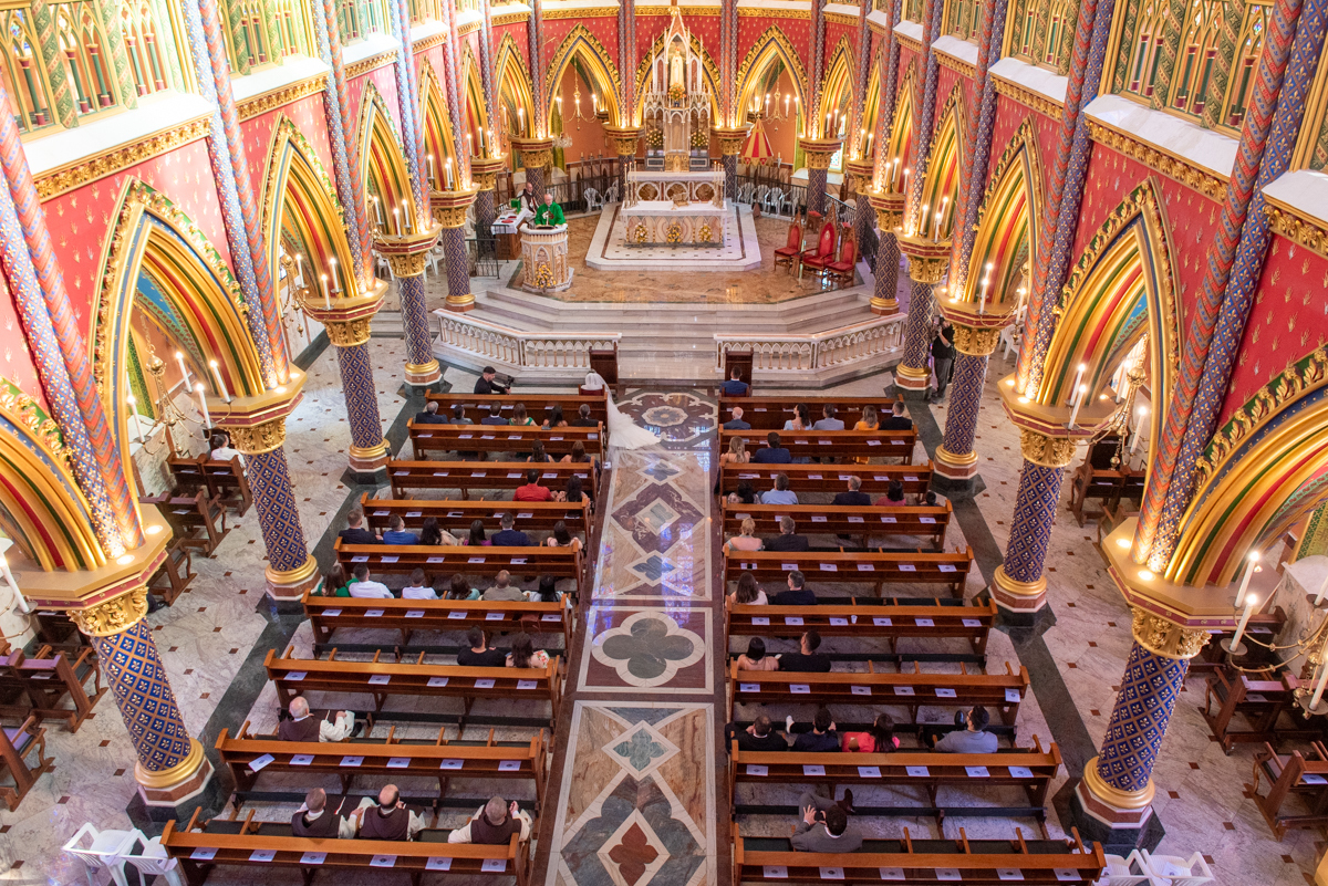 Igreja Arautos do Evangélho em Cotia: Uma arquitetura divina, palco do 'sim' eterno, capturada sob a luz suave do entardecer, simbolizando união e fé.