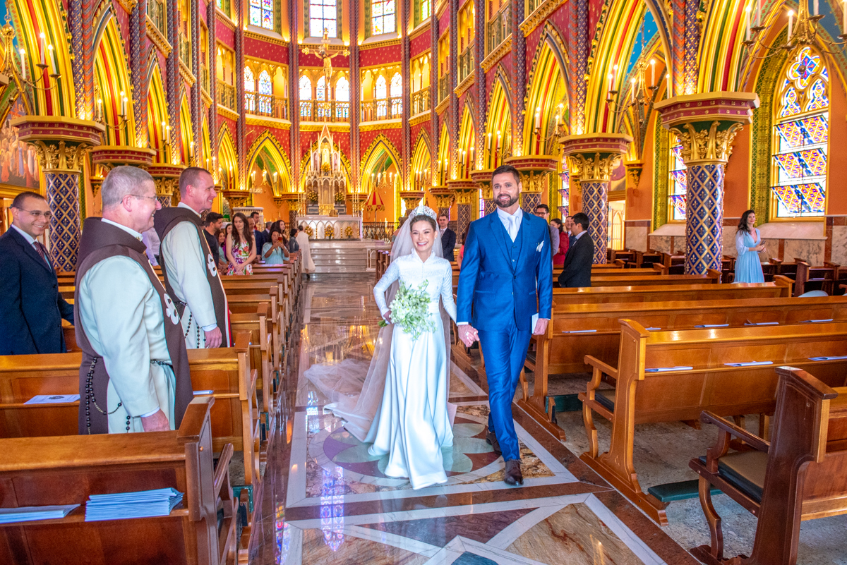Saida dos noivos após casamento dos sonhos.
