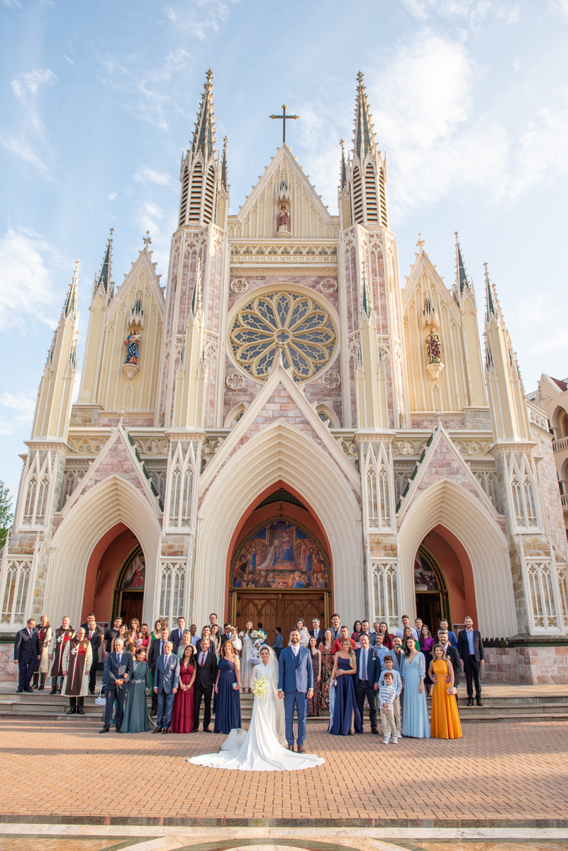 Em frente a igreja Arautos do Evangélho os noivos e sua família são fotografados pelo fotógrafo de casamento Alberto Martinez