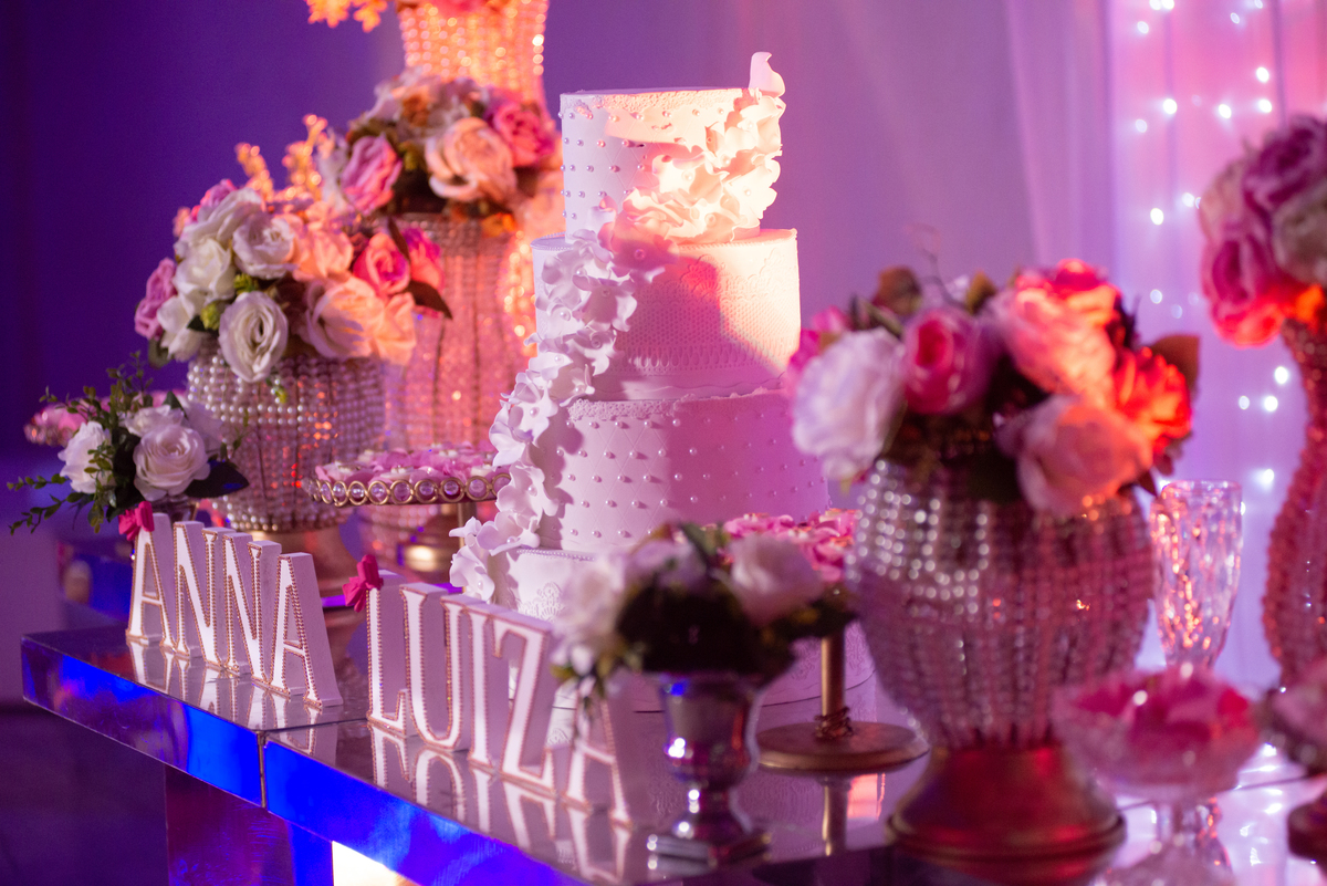 Anna Luíza: Encantando com a essência da juventude! Cada foto captura o sorriso e a alegria desse debut especial. Veja momentos que revelam o brilho de seus 15 anos, eternizando seu dia único em lindas imagens.