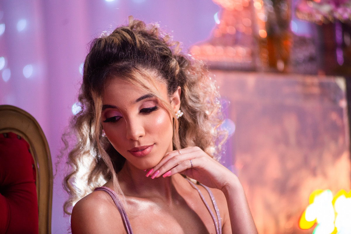 O encanto dos 15 anos em cada detalhe! A beleza e personalidade de Anna Luíza foram capturadas em fotografias de debutante que mostram o brilho único do seu grande dia.