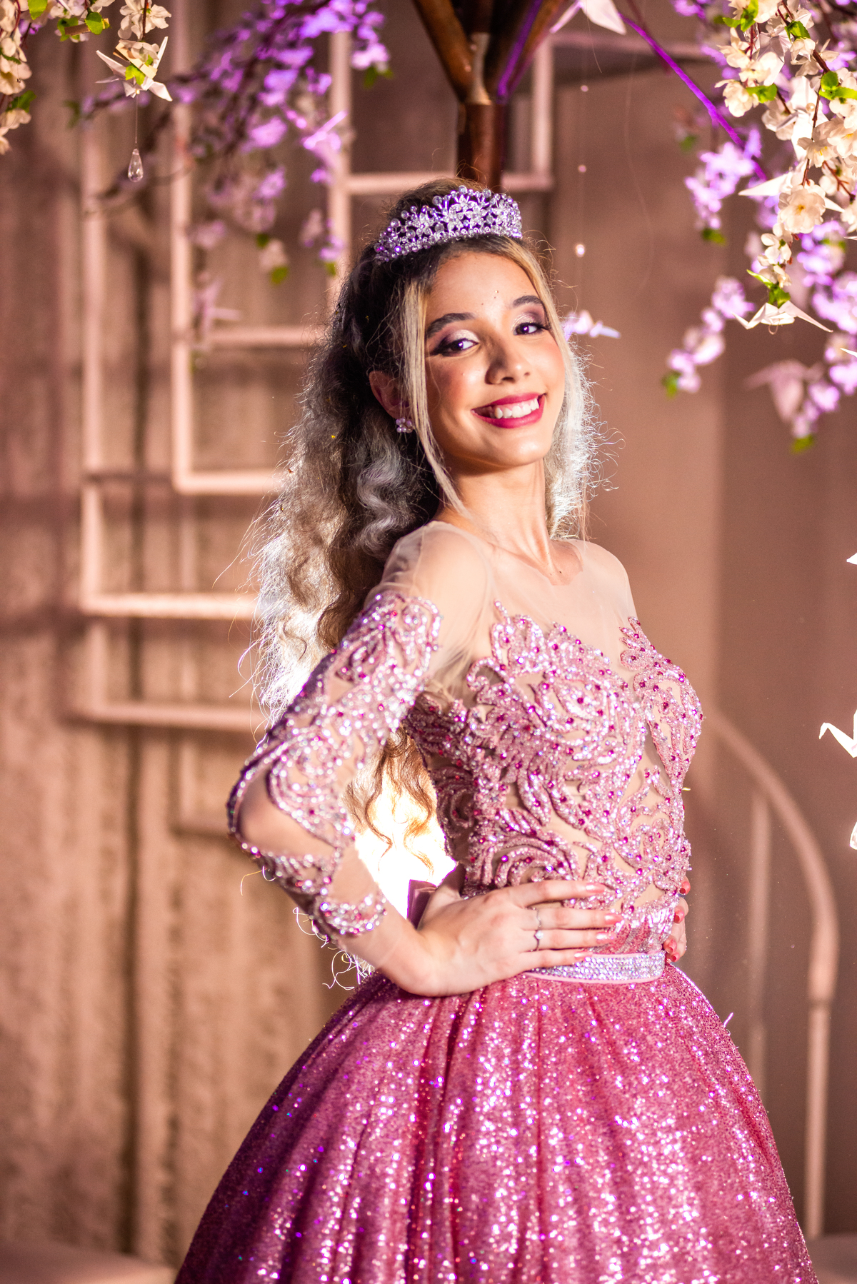 Momentos felizes em Osasco: Debutante celebra a vida com um baile cheio de energia.