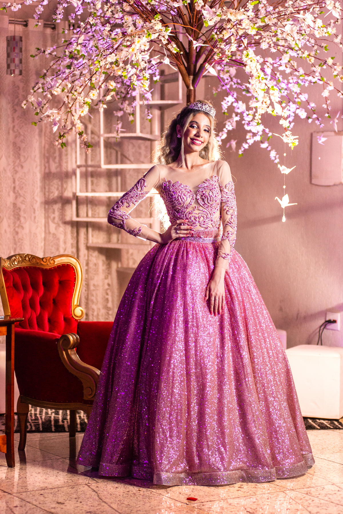 Beleza e simpatia em Osasco: Debutante esbanja charme e alegria em seus 15 anos.