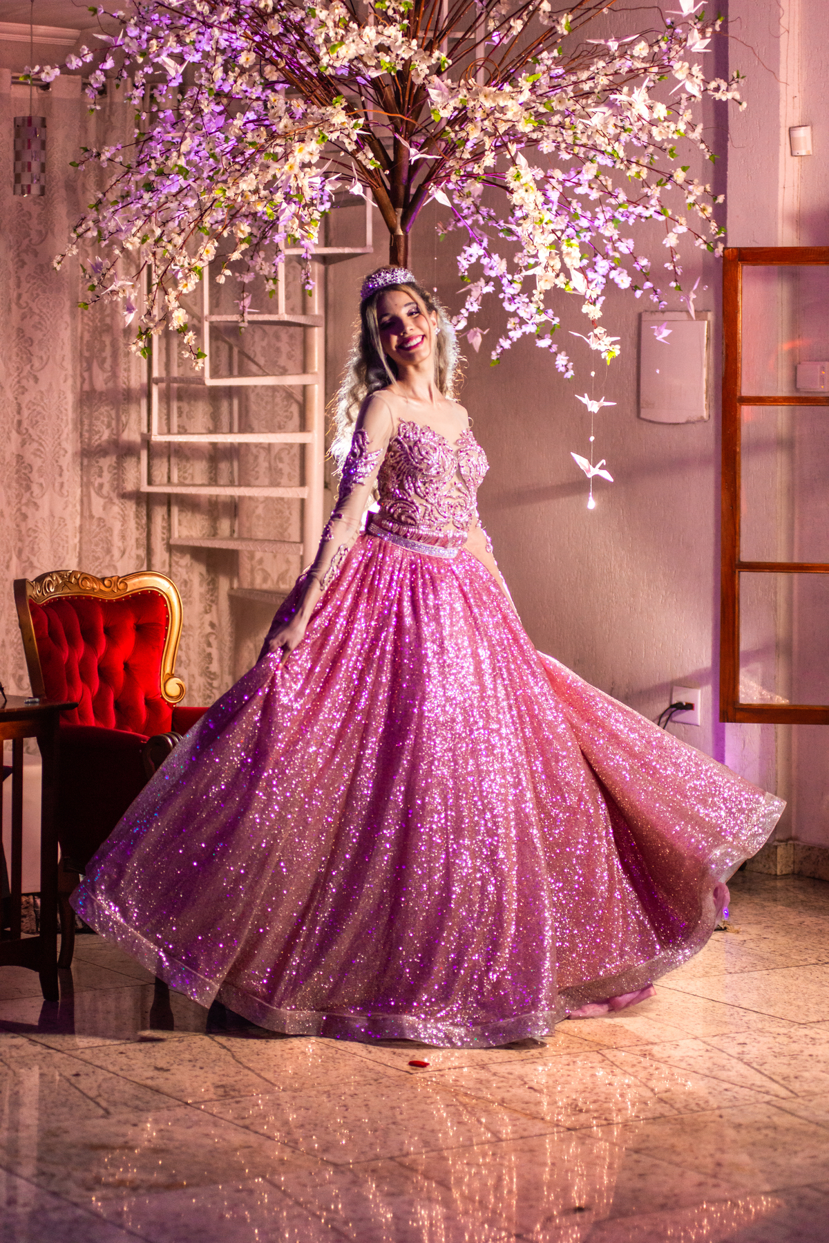 Sonho realizado em Osasco: Debutante realiza seu baile dos sonhos com festa emocionante.