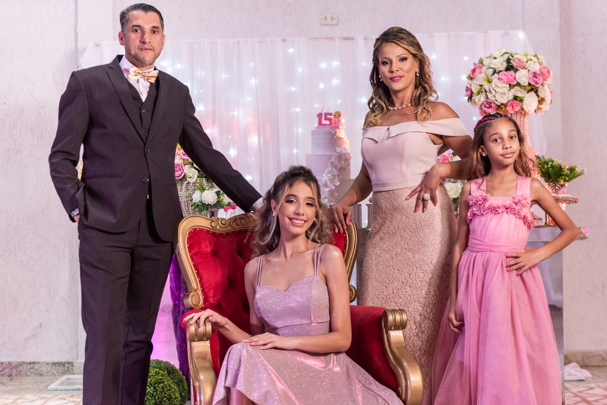 Mágica dos 15 anos em Osasco: Debutante encanta a todos com sua energia e positividade.