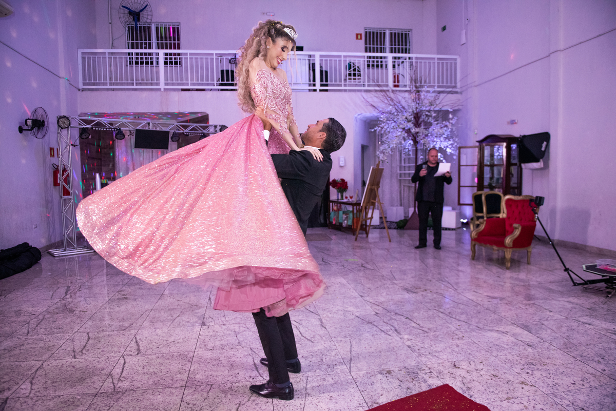 Momentos inesquecíveis em Osasco: Debutante celebra a vida com um baile de princesa.
