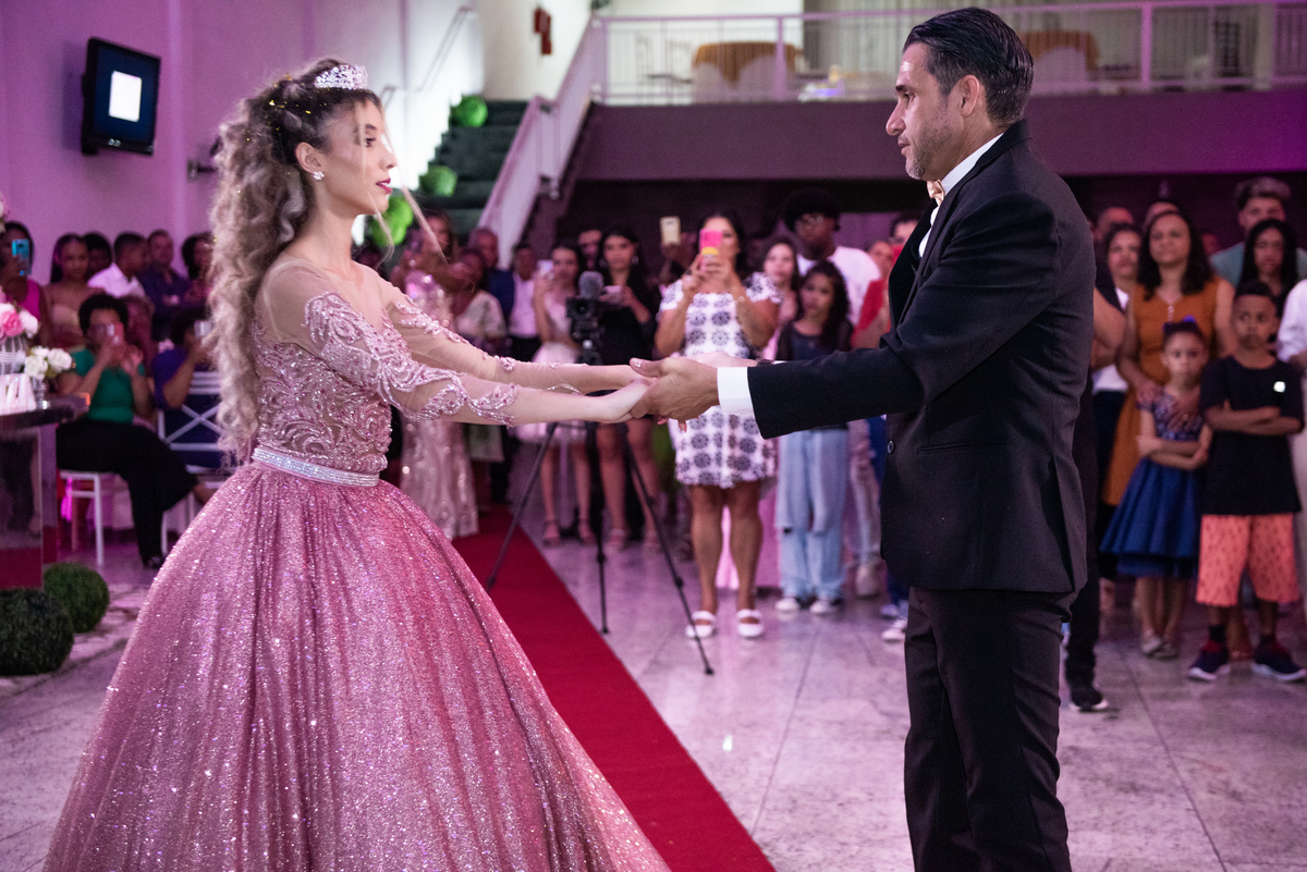 Beleza e charme em Osasco: Debutante esbanja elegância e estilo em seus 15 anos.