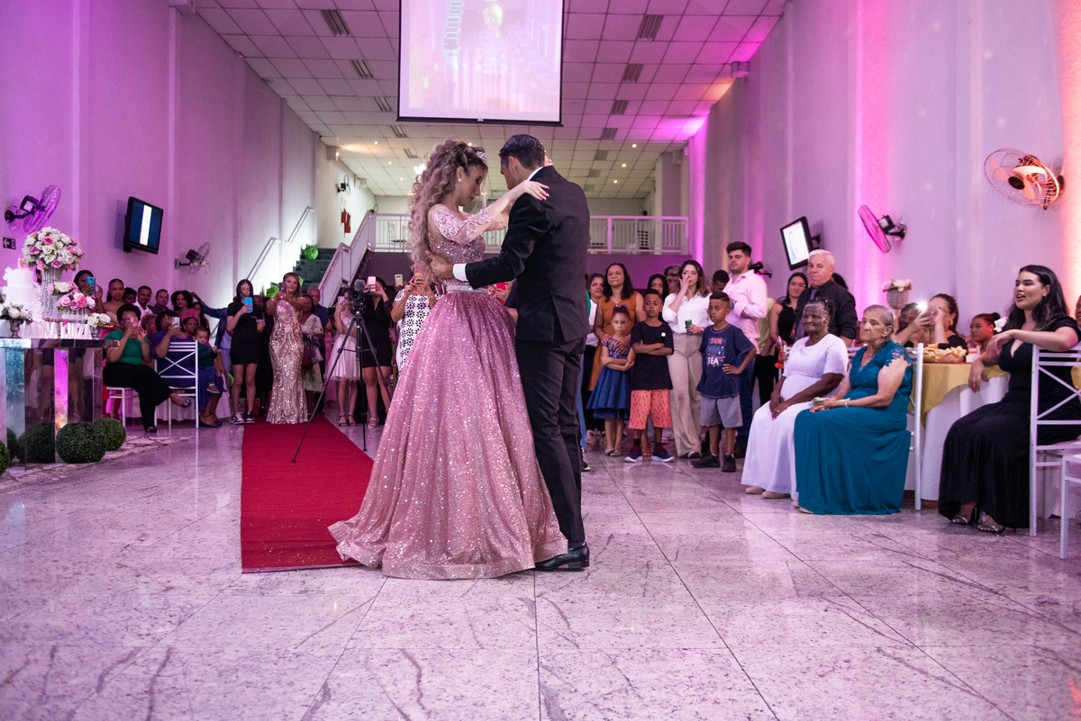 Sonho realizado em Osasco: Debutante realiza seu baile dos sonhos com festa luxuosa.