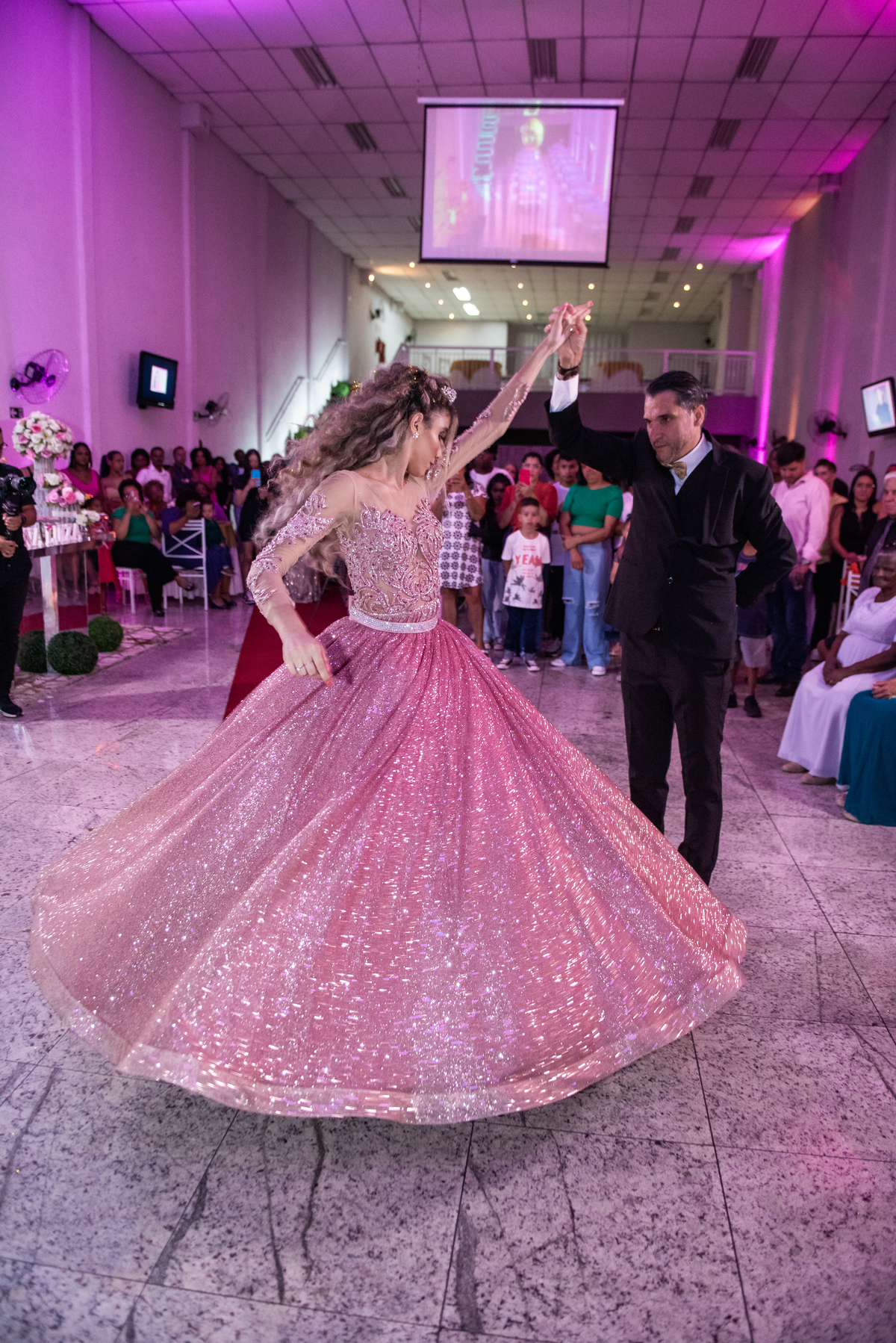 Osasco se veste de gala! Debutante celebra seus 15 anos em um baile mágico e inesquecível.