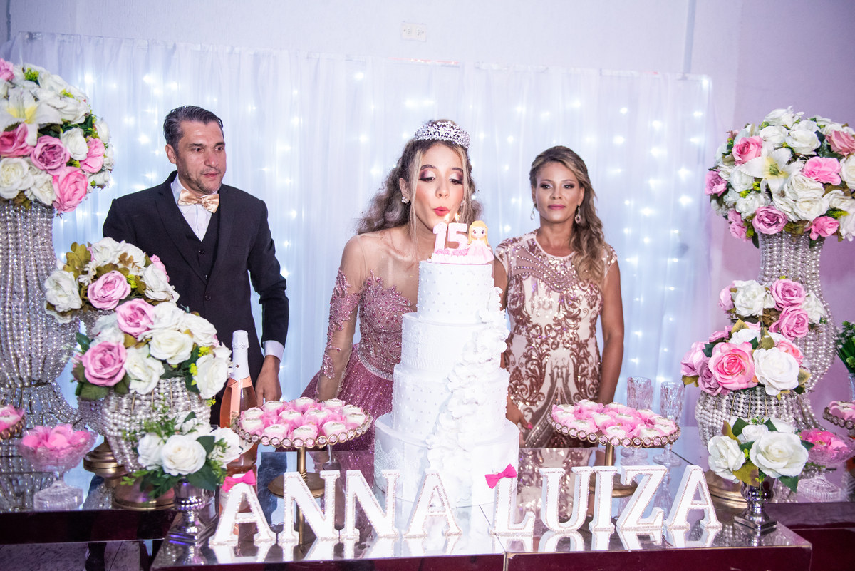 Emoção e lágrimas de felicidade em Osasco: Debutante comemora seus 15 anos com um baile emocionante.