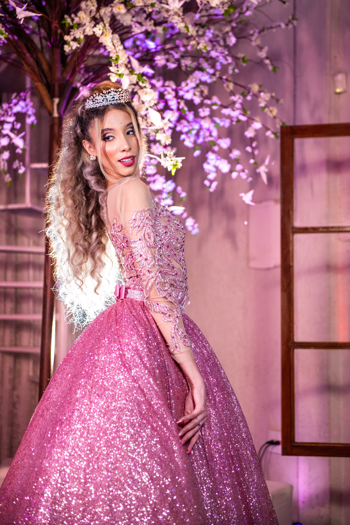 Mágica dos 15 anos em Osasco: Debutante encanta a todos com sua beleza e simpatia.