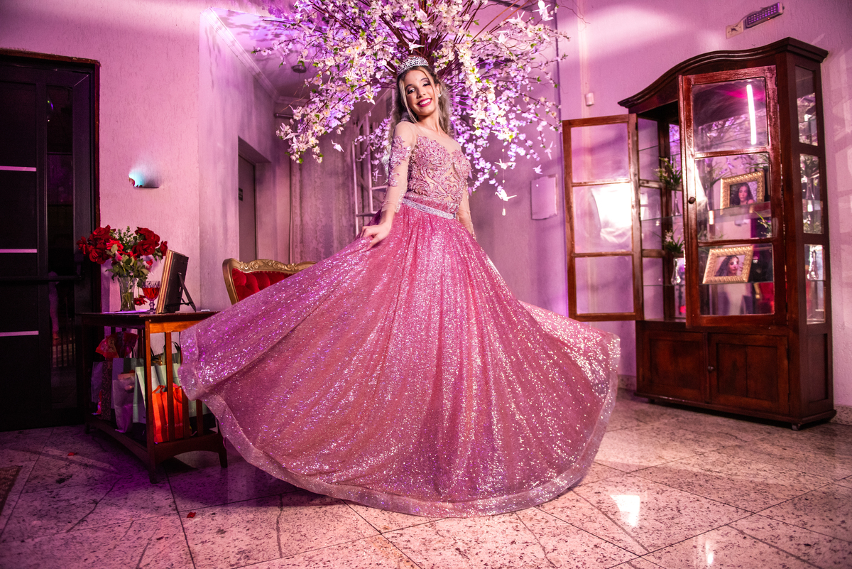 Um dia para nunca esquecer em Osasco: Debutante comemora seus 15 anos com festa memorável.