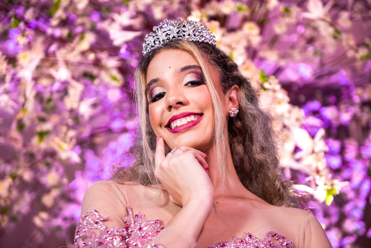 Anna Luíza e o sonho dos 15 anos! Fotografias que capturam sua beleza e o brilho desse marco, criando memórias para reviver sempre esse dia especial.