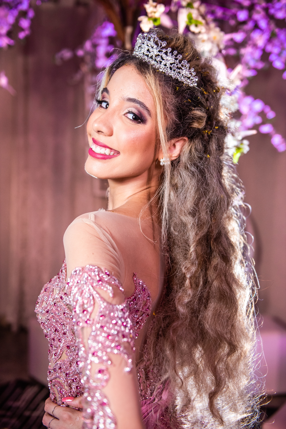 Anna Luíza: um debutante radiante! Fotografias cheias de emoção que capturam o brilho e a alegria dos 15 anos, eternizando cada detalhe desse dia.