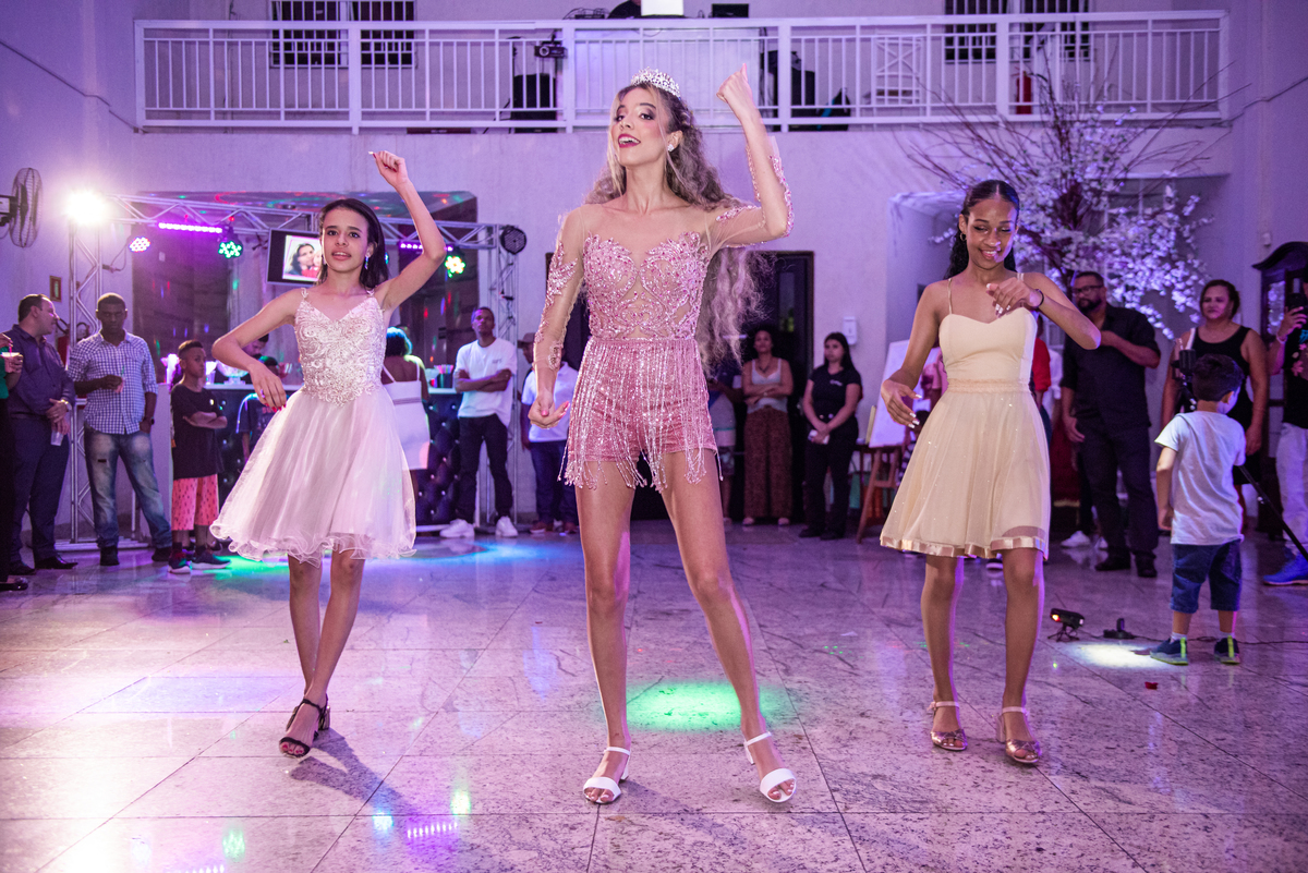 Momentos mágicos do debut de Anna Luíza registrados em lindas fotos. Imagens que eternizam a essência dos 15 anos e o encanto de uma debutante.