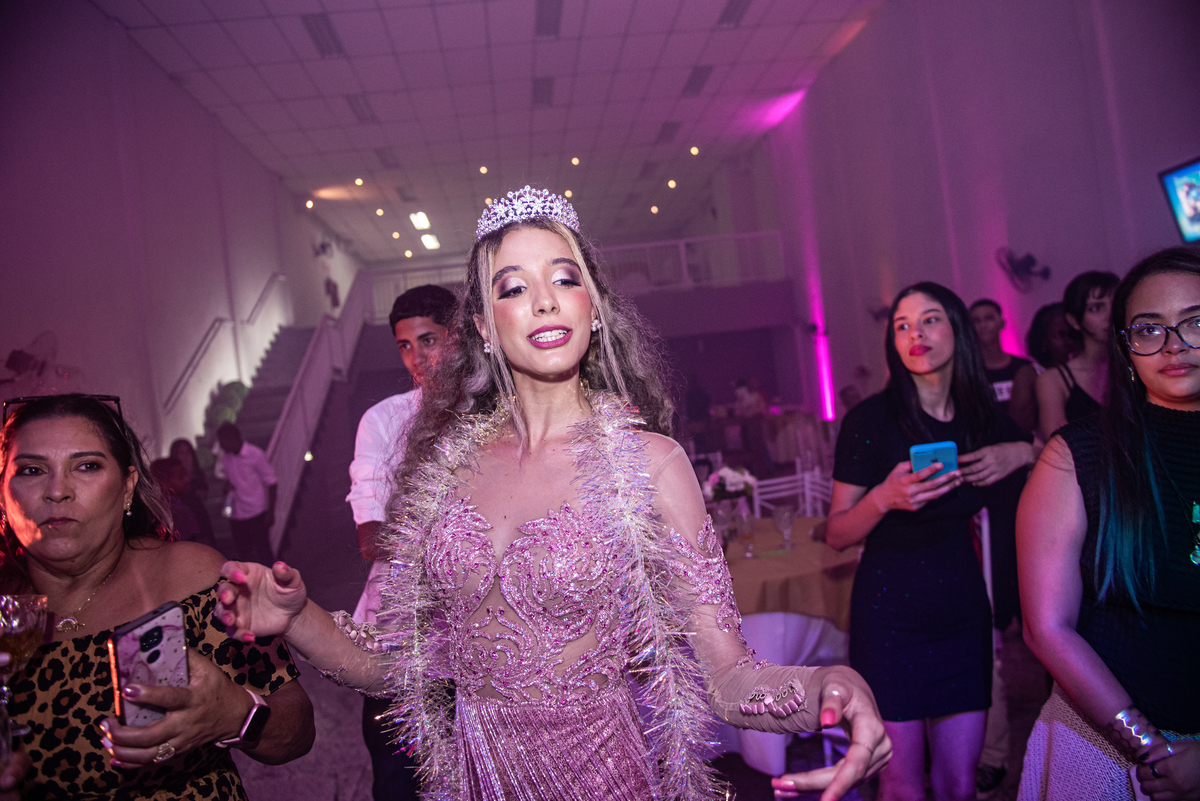 A beleza do debut de Anna Luíza capturada em imagens encantadoras! Fotografias que revelam a magia e o encanto de seus 15 anos com autenticidade.