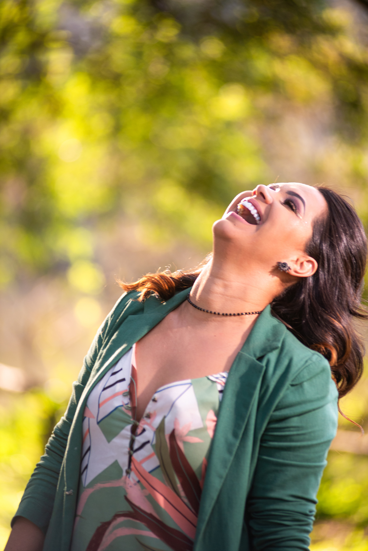 Paz em meio à natureza: Uma mulher em sintonia com a tranquilidade do Parque Ibirapuera.
Leveza e vitalidade: Uma jovem radiante aproveitando o dia ensolarado no Lago Ibirapuera.
Bem-estar em movimento: Uma mulher ativa e saudável na ciclovia do Ibirapuer