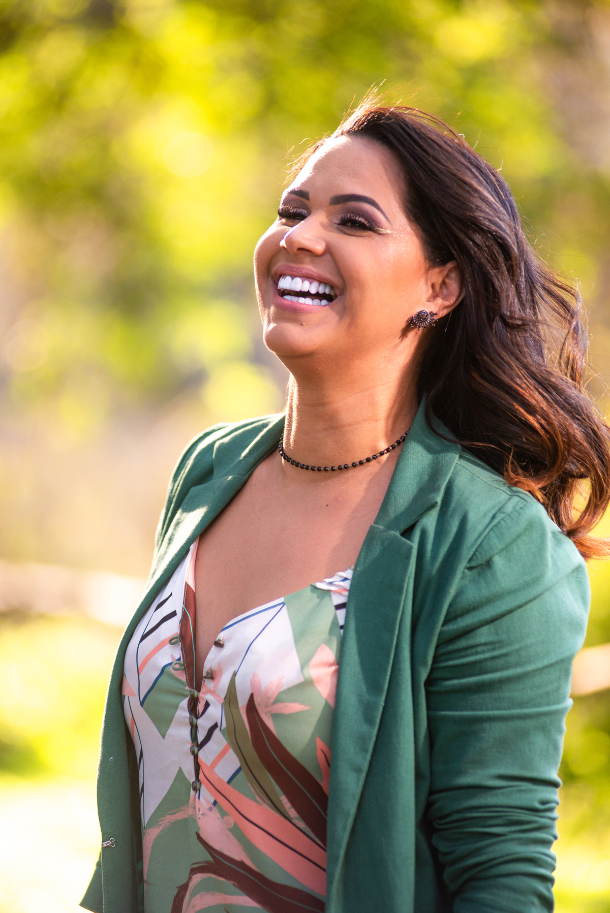 Diversidade empoderada: Uma mulher livre de expressões na vibrante Rua Augusta.
Noite pulsante: Uma jovem aproveitando a energia contagiante da Rua da Consolação.
Tradição e cultura: Uma mulher curiosa e apaixonada pela história na Rua Frei Caneca.