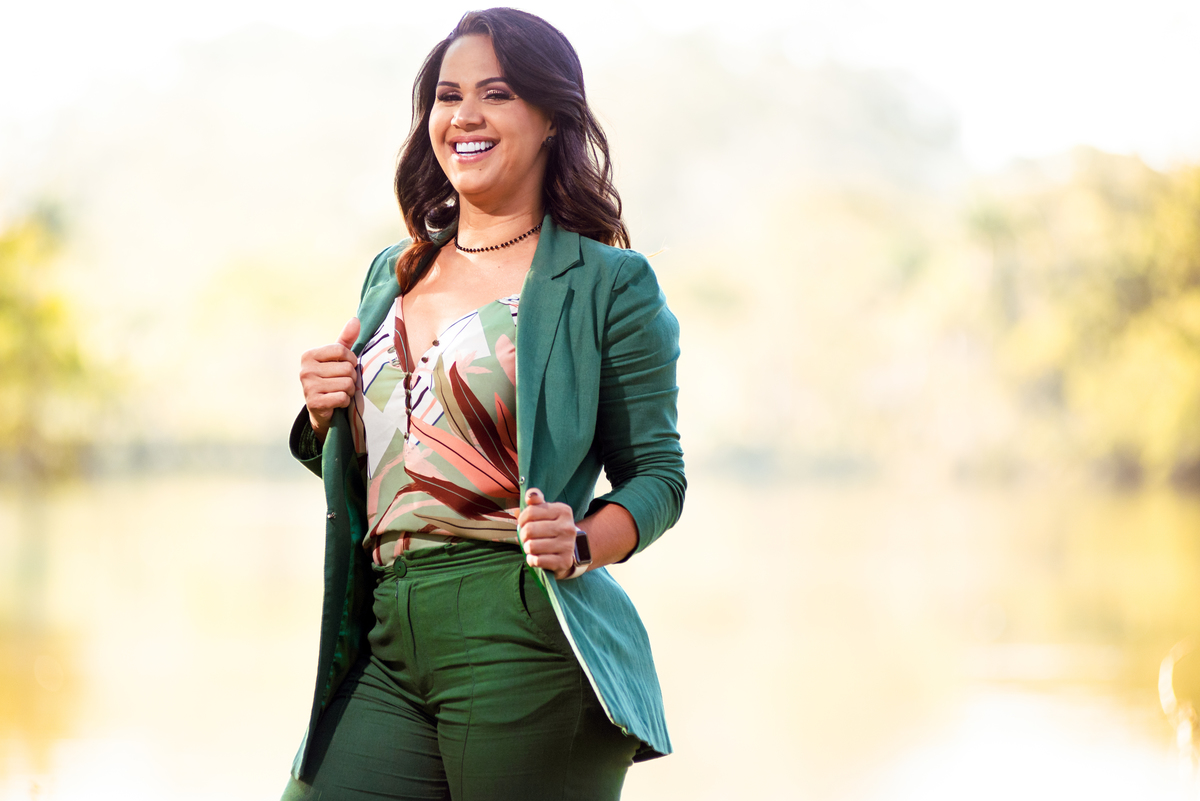 Elegância moderna: Uma mulher sofisticada no Shopping Ibirapuera.
Estilo fashionista: Uma jovem antenada com as últimas tendências na Rua Dr. Rubens Gomes de Oliveira.
Momentos saborosos: Uma mulher apreciadora da gastronomia na Alameda Campinas.