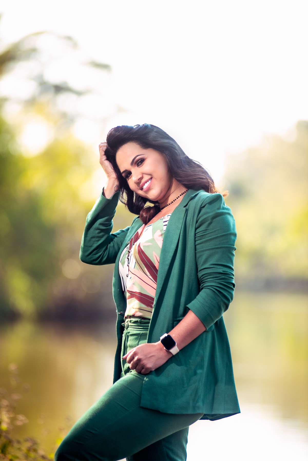 Tecnologia e modernidade: Uma mulher conectada no Parque Olímpico.
Diversão sem limites: Uma jovem aproveitando a vida noturna da Rua Major Maragliano.
Sabores do mundo: Uma mulher apreciadora da gastronomia de rua na Rua das Olimpíadas.