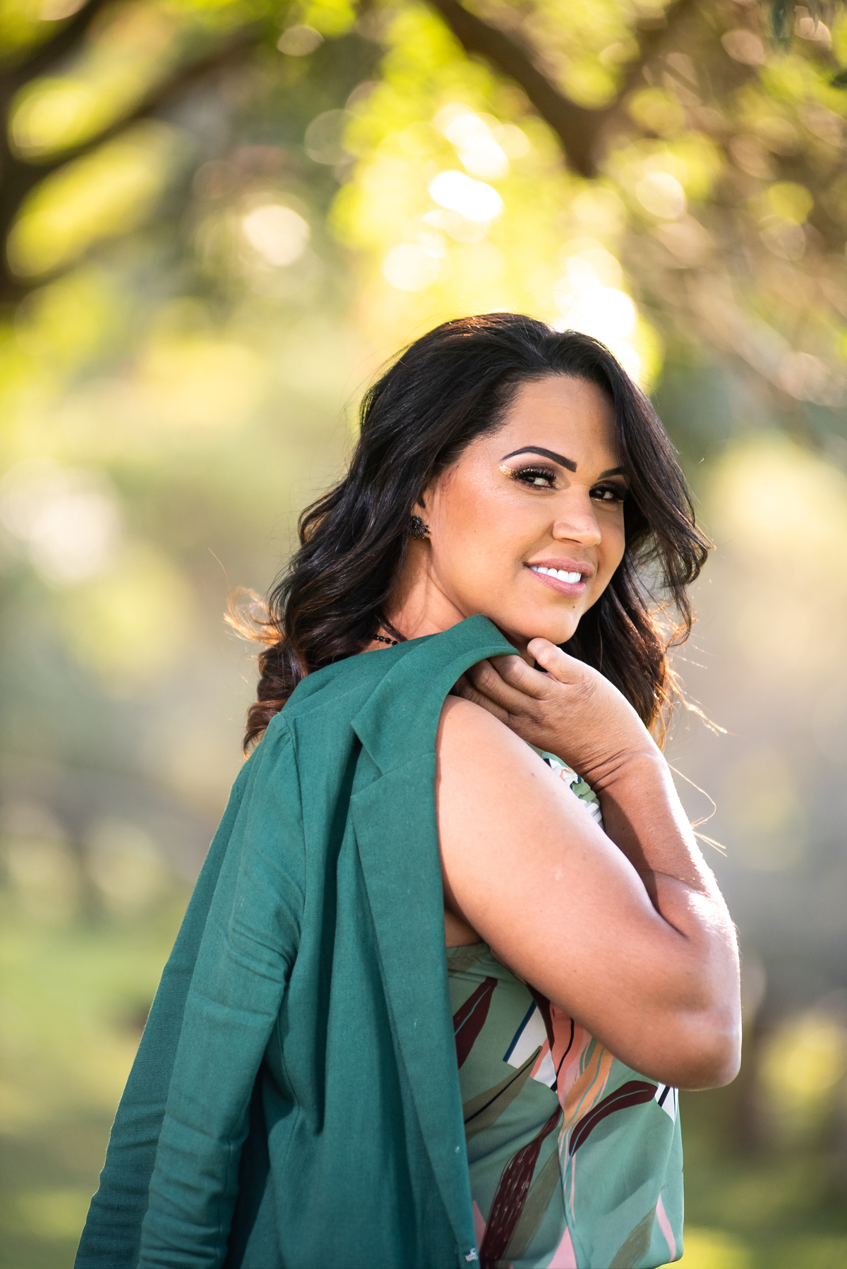 Santana:

Histórias e memórias: Uma mulher conectada com o passado na Rua Voluntários da Pátria.
Arte urbana e grafite: Uma jovem apreciadora da cultura de rua na Rua Dr. Rafael de Barros.
Comércio vibrante: Uma mulher aproveitando as compras na Rua Conse