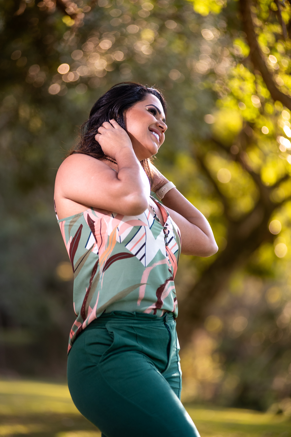 Lapa:

Noite agitada: Uma mulher aproveitando a vida noturna na Rua Major Maragliano.
Música e cultura: Uma jovem amante da música na Casa de Retratos, um famoso bar de São Paulo.
Diversidade e liberdade: Uma mulher se expressando livremente na Rua Dr. Lu