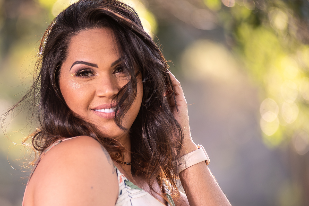 Vila Mariana:

Calmaria e tranquilidade: Uma mulher buscando paz em meio ao verde do Parque Ibirapuera.
Arquitetura moderna: Uma jovem apreciadora de design na Rua Joaquim Távora.
Gastronomia internacional: Uma mulher amante de sabores diversos na Rua Joa