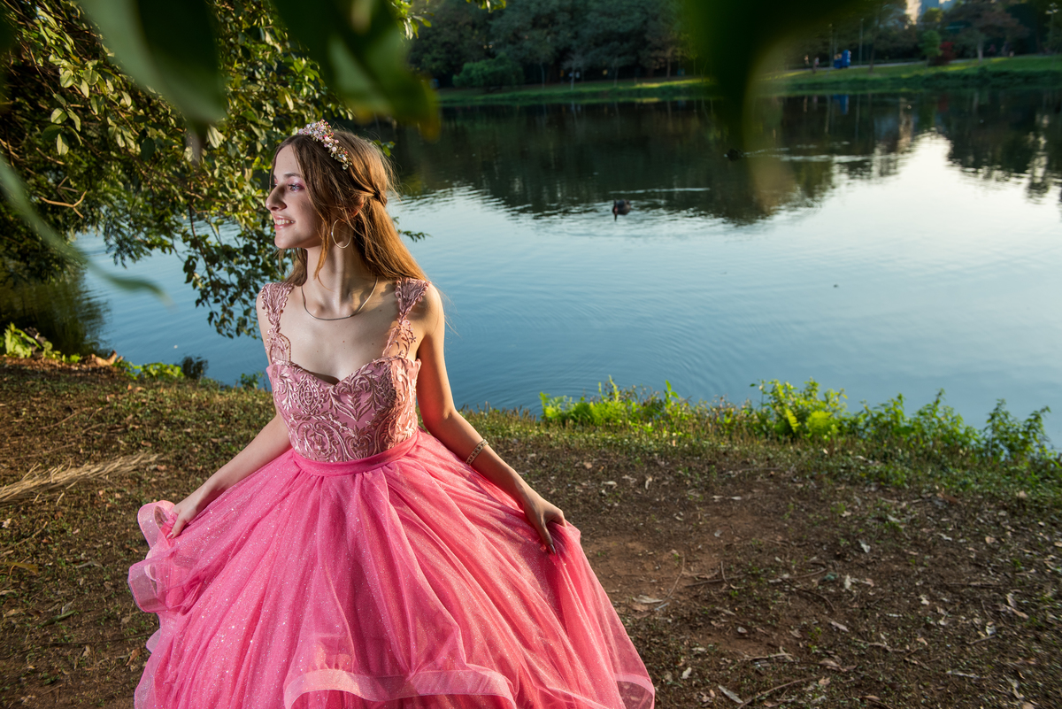 Ensaio de Debutante
Parque Ibirapuera
Debutante 15 anos
Fotografia de Debutante
Ensaio Fotográfico
Debutante SP
Debutante São Paulo
Fotos de Debutante
Book de Debutante
Debutante no Parque
Ensaio ao Ar Livre
Natureza
Beleza
Juventude
Celebração
Momentos E