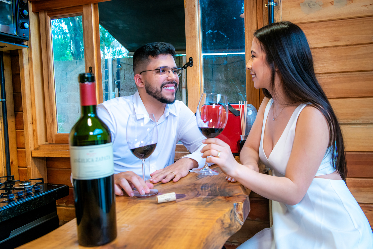 Fotógrafo para Ensaio de Casal: Giovanna e Gustavo em um momento mágico, capturando cada detalhe do seu amor em um ensaio pré-casamento inesquecível.