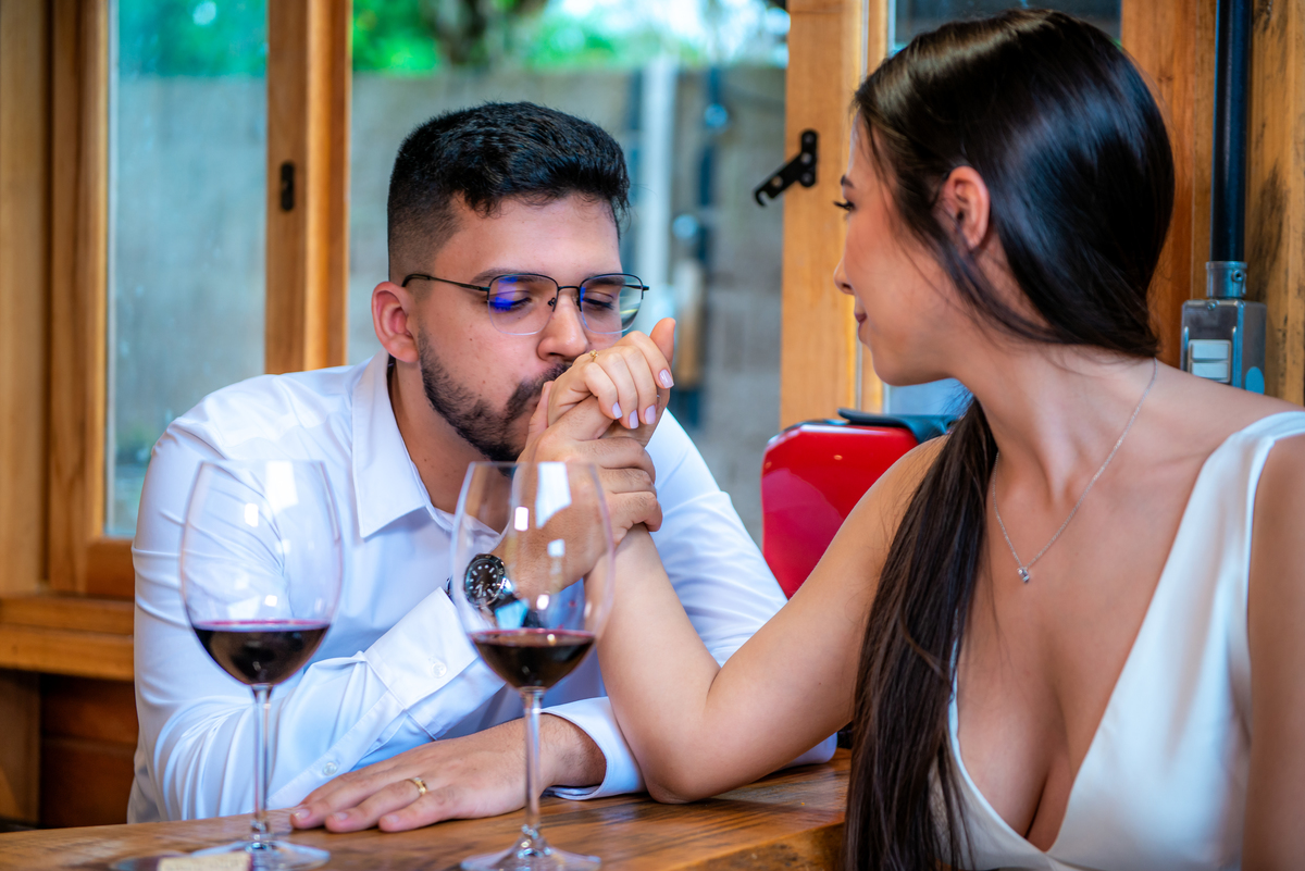 Fotos Pré-Casamento cheias de Emoção: Giovanna e Gustavo escolheram um cenário incrível para eternizar seu amor. Inspire-se neste ensaio de casal cheio de romance.