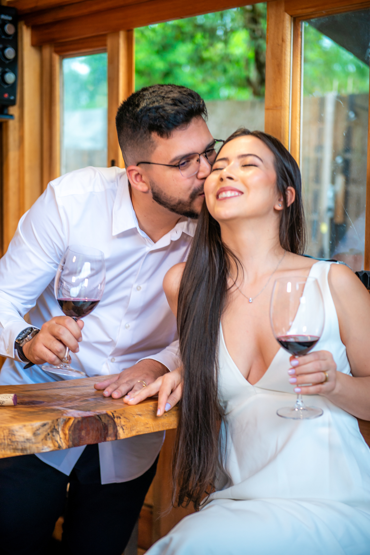 Ensaio de Casal ao Pôr do Sol: Nada mais romântico que um pôr do sol para iluminar um ensaio pré-casamento. Luz suave e amor verdadeiro, capturados com perfeição.