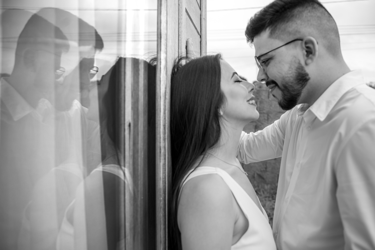 Fotógrafo para Ensaio Romântico de Casal: Momentos que revelam o sentimento e o carinho entre Giovanna e Gustavo. Um ensaio especial e inesquecível.