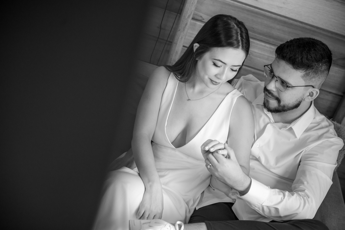 Ensaio de Casal Criativo e Personalizado: Cada detalhe pensado para contar a história de Giovanna e Gustavo. Fotos que vão além do comum.