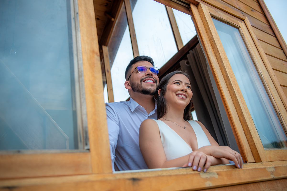 Ensaio de Casal ao Ar Livre: Explorar cenários naturais para fotos românticas é a especialidade deste fotógrafo de casamento. Giovanna e Gustavo em lindos cliques.
