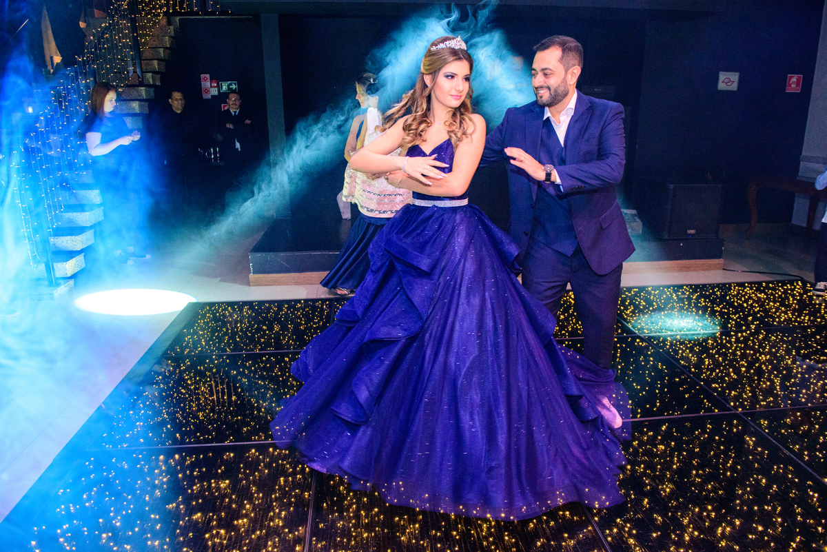 Fotografia de Festa de 15 Anos: Cada instante da celebração de Julia foi capturado para que ela possa sempre reviver essa noite mágica.