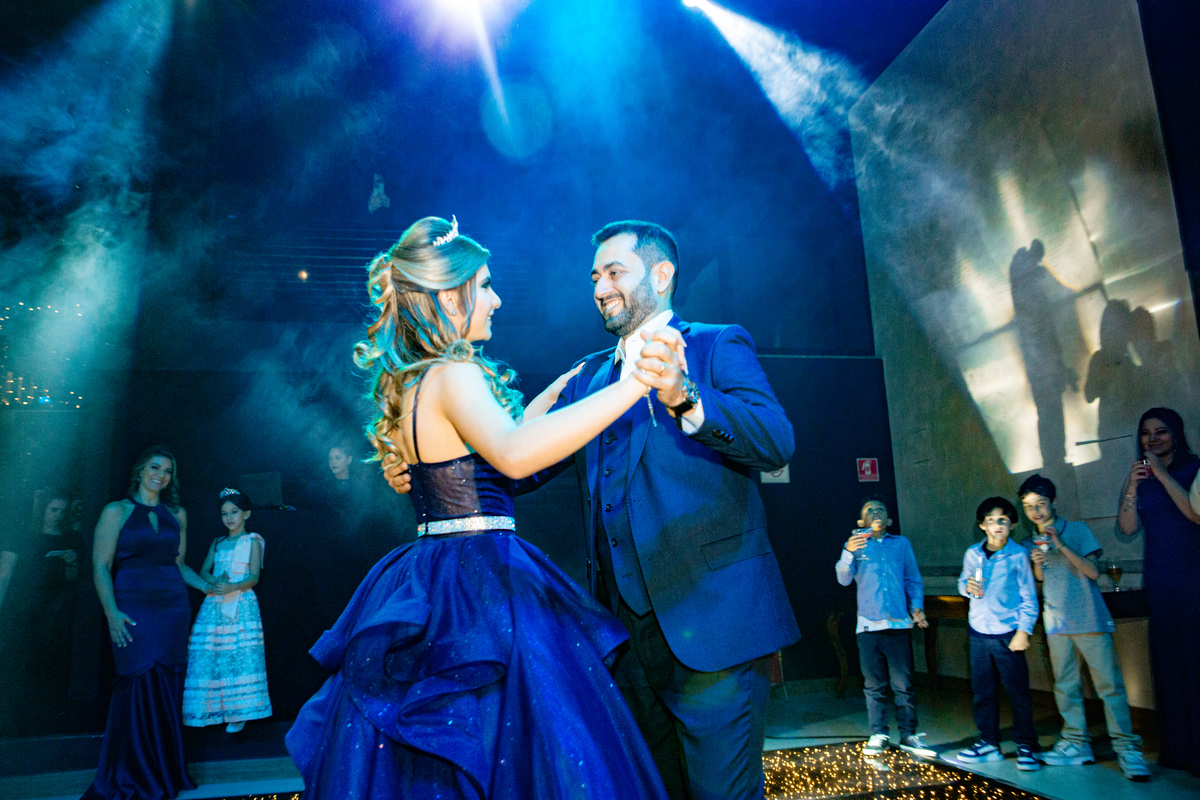 Fotógrafo Especializado em Debutantes: Julia desejava fotos únicas e emocionantes de sua festa de 15 anos, e conseguimos eternizar esse sonho.