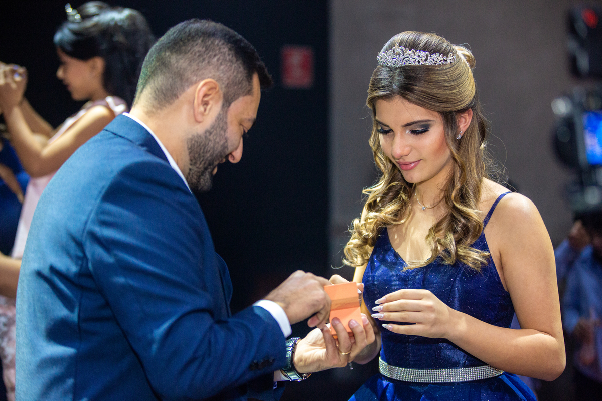 Momentos Encantadores de 15 Anos: Julia brilhou em sua festa, e as fotos capturam toda a beleza e alegria desse dia inesquecível.