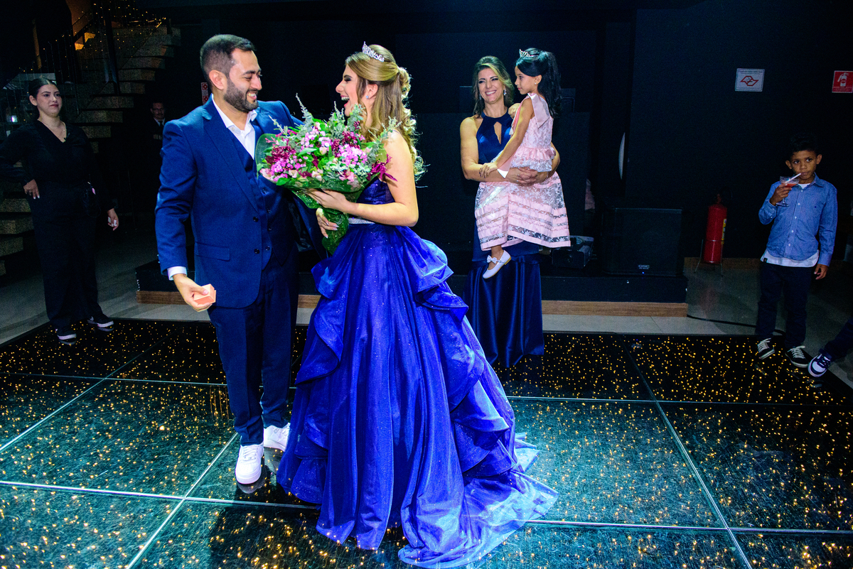 Fotografia Profissional para Debutante: A festa de Julia foi um verdadeiro conto de fadas, e cada clique reflete seu encanto e felicidade.