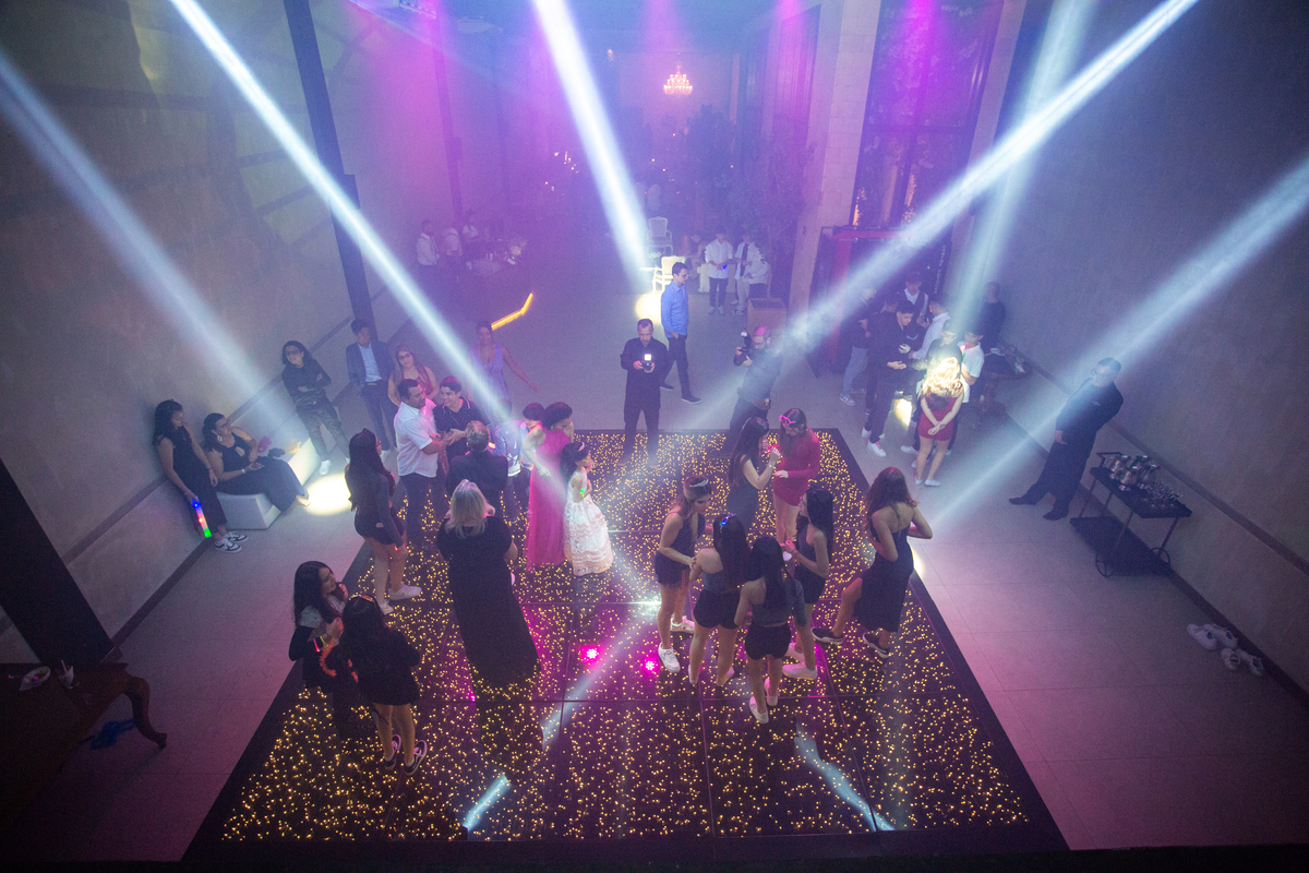 Fotos Elegantes para Festa de 15 Anos: Julia brilhou em sua noite especial, e cada foto exibe a elegância e magia de sua festa de debutante.